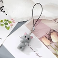 Detailaufnahme eines grauen beflockten Kätzchen-Anhängers mit silbernem Ring und Kordel - Graue Katze
