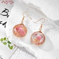 Boucles d'oreilles en résine avec fleurs séchées roses et feuilles d'or sur pierre - Style rond / Rose Rond