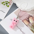 Detailansicht eines rosa beflockten Katzen-Schlüsselanhängers mit weichem Plüsch und Kordel - Rosa Katze