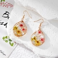 Boucles d'oreilles gouttes en résine avec fleurs séchées et feuille d'or sur pierre - Style Goutte d'eau / Fleur Blanche Jaune Irrégulière