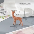 Primer plano de un colgante de ciervo flocado naranja de 5 cm con cordón y anillo de metal - Alce con Cabeza Girada