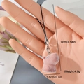 Dettaglio del ciondolo capybara in resina rosa con dimensioni e chiusura in argento - Capibara Rosa (1MR19)