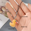 Dettaglio del ciondolo a forma di papera gialla floccata di 1,9cm con dimensioni e peso - Anatroccolo Giallo Brillante (3MR19)
