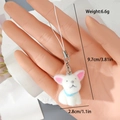 Gros plan d'un porte-clés chiot floqué blanc avec dimensions et fermoir mousqueton - Chien Blanc Collier Bleu (14MR27)