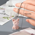 Détail du pendentif chiot rose floqué avec spécifications de poids de 7g et de dimensions - Chien Assis Rose (18MR27)