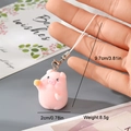 Porte-clés cochon rose floqué avec fermoir mousqueton et détails de dimensions - Cochon Rose Assis (EMR66)