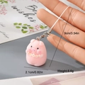 Gros plan d'un porte-clés cochon rose floqué avec dimensions et spécifications de poids - Cochon Rose avec Collier de Fleurs (GMR66)