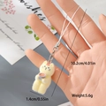 Detailansicht eines 10,2 cm gelben Katzenanhängers mit Maßen für Handy- und Taschenschmuck - Gelbe beflockte Katze mit Krug (8MR78)
