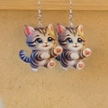 Pendientes de gato de acrílico con impresión a doble cara y ganchos plateados en madera - Forma de Gato Lindo con Ojos Azules (B)