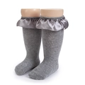Chaussettes hautes grises pour enfants avec bordure en satin sur jambe de mannequin - 0-12 Mois / Gris clair