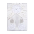 Weißes Baby-Turban-Mützen- und Socken-Set mit eleganten Blumen aus geschichtetem Stoff - Weiß