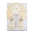 Baby-Set aus Strickmütze mit Rose und passenden Söckchen in sanftem Cremeweiß - Beige
