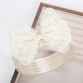 Diadema de encaje crema para bebé con lazo grande en bandeja de madera - Estilo de Encaje Simple / Beige (EE154-3)