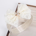 Diadema de encaje blanco crema para bebé con lazo de capas y detalles de perlas - Estilo de Perlas y Diamantes de Imitación / Beige con Perla (EE154-3A)