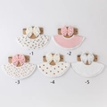 Coffret bavoir et bandeau bébé en coton avec dentelle et nœud en cinq motifs variés - Couleurs Assorties (DP308 Mixte)