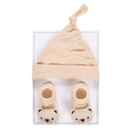 Beige gebreide babymuts en berensokken set met 3D-borduurwerk op witte basis - Beige Beer (DP298-7)