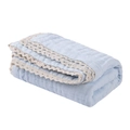 Hellblaue Baby-Gaze-Decke aus Baumwolle mit eleganter beiger Häkelspitze am Rand - Standardgröße / Hellblau