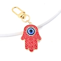 Nahaufnahme vom roten Hamsa-Hand Schlüsselanhänger mit blauem Auge und Kristallen - Rote Hamsa Hand