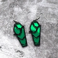 Nahaufnahme der gotischen Sarg-Ohrringe aus Acryl mit schwarzer Fledermaus und grünem Dekor - Grüne Fledermaus