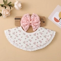 Babero floral para bebé con encaje blanco y diadema con lazo rosa en fondo beige claro - Patrón Floral Rosa (DP308-3)