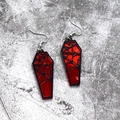 Gothic Halloween Sarg-Ohrringe aus rotem Acryl mit schwarzen Spinnennetzmustern - Rotes Spinnennetz