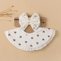 Set de babero para bebé con corazones marrones, encaje blanco y diadema con lazo - Patrón De Corazón Marrón (DP308-4)