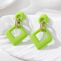 Boucles d'oreilles géométriques vert fluo en forme de losange sur plateau blanc - Boucles d'Oreilles Carrées / Vert