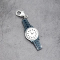 Dettaglio pendente orologio in smalto blu con chiusura a moschettone a cuore - Orologio Grigio (Chiusura a Cuore)