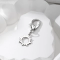 Dettaglio di moschettone argentato con ciondolo a sole su supporto bianco a forma di cuore - Sole Vuoto (Chiusura a Moschettone)
