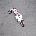 Vista dettagliata di un ciondolo a mini orologio rosa con chiusura a moschettone a cuore - Orologio Rosa (Chiusura a Cuore)