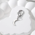 Ciondolo a forma di mezzaluna in argento lucido con moschettone su base a cuore bianca - Luna (Chiusura a Moschettone)