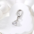 Dettaglio ravvicinato di un ciondolo a cuore in lega d'argento con zircone lucido - Stile Cuore di Cristallo (AN183)
