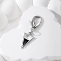 Dettaglio del ciondolo a triangolo in lega d'argento con smalto nero e chiusura a moschettone - Triangolo Nero (Chiusura a Moschettone)