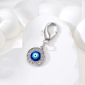Vista macro del ciondolo occhio del diavolo con cristalli e chiusura a moschettone su pietra - Stile Tondo Argento Occhio Blu Reale (AN183)
