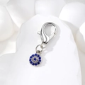Dettaglio del ciondolo Evil Eye con cristalli blu e bianchi e chiusura a moschettone - Stile Occhio con Strass Argento (AN183)