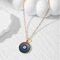 Λεπτομέρεια χρυσού κολιέ Evil Eye με μενταγιόν διαβάθμισης χρωμάτων σε λευκό φόντο - Κολιέ Στρογγυλό με Αλλαγή Χρώματος