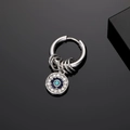 Dettaglio macro dell'orecchino punk a cerchio occhio del diavolo con zirconi blu - Occhio con Zircone Blu Interno