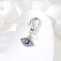 Vista macro dettagliata del portachiavi occhio greco argento con smalto e strass lucidi - Stile Occhi con Strass Argento (AN183)