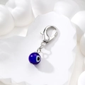 Dettaglio del ciondolo occhio del diavolo blu scuro con chiusura a moschettone argento - Stile Sfera Occhio Blu Reale (AN183)