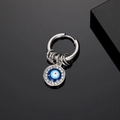 Dettaglio macro dell'orecchino a cerchio da uomo con occhio del diavolo e cristalli - Occhio Rotondo Blu Reale con Strass