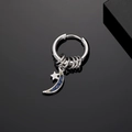 Dettaglio macro di orecchino da uomo con ciondolo luna stella e zirconi blu incastonati - Stella e Luna con Strass