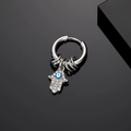 Dettaglio dell'orecchino a cerchio argento con mano di Fatima e amuleto malocchio - Occhio Mano di Fatima con Strass