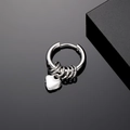 Orecchino punk in acciaio inossidabile con pendente a cuore e anelli su sfondo nero - Stile Cuore / Cuore Argento