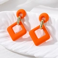 Boucles d'oreilles géométriques orange avec pendentif carré creux mat et métal doré - Boucles d'Oreilles Carrées / Orange