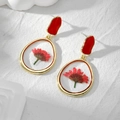 Pendientes dorados de gota con flores secas rojas reales en colgantes de resina clara - Margarita Roja