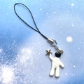 Gros plan du pendentif astronaute en émail blanc avec étoile dorée et fermoir argenté - Astronaute tenant une étoile