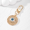 Detailansicht Evil Eye Schlüsselanhänger aus Goldlegierung mit blauem Harzauge und Kristallen - Gold Böser Blick