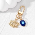 Goldener Evil Eye Schlüsselanhänger mit Wimpern-Anhänger und blauem Emaille auf Stein - Hohl Wimpern + Ovales Auge