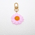 Detail van roze acryl madeliefje sleutelhanger met glitter en gouden karabijnsluiting - Sleutelhanger Hanger (C172K) / Roze