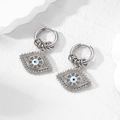 Detailansicht der silbernen Creolen mit Strass-Anhänger im Evil Eye Design und blauen Details - Silber Durchbrochenes Auge